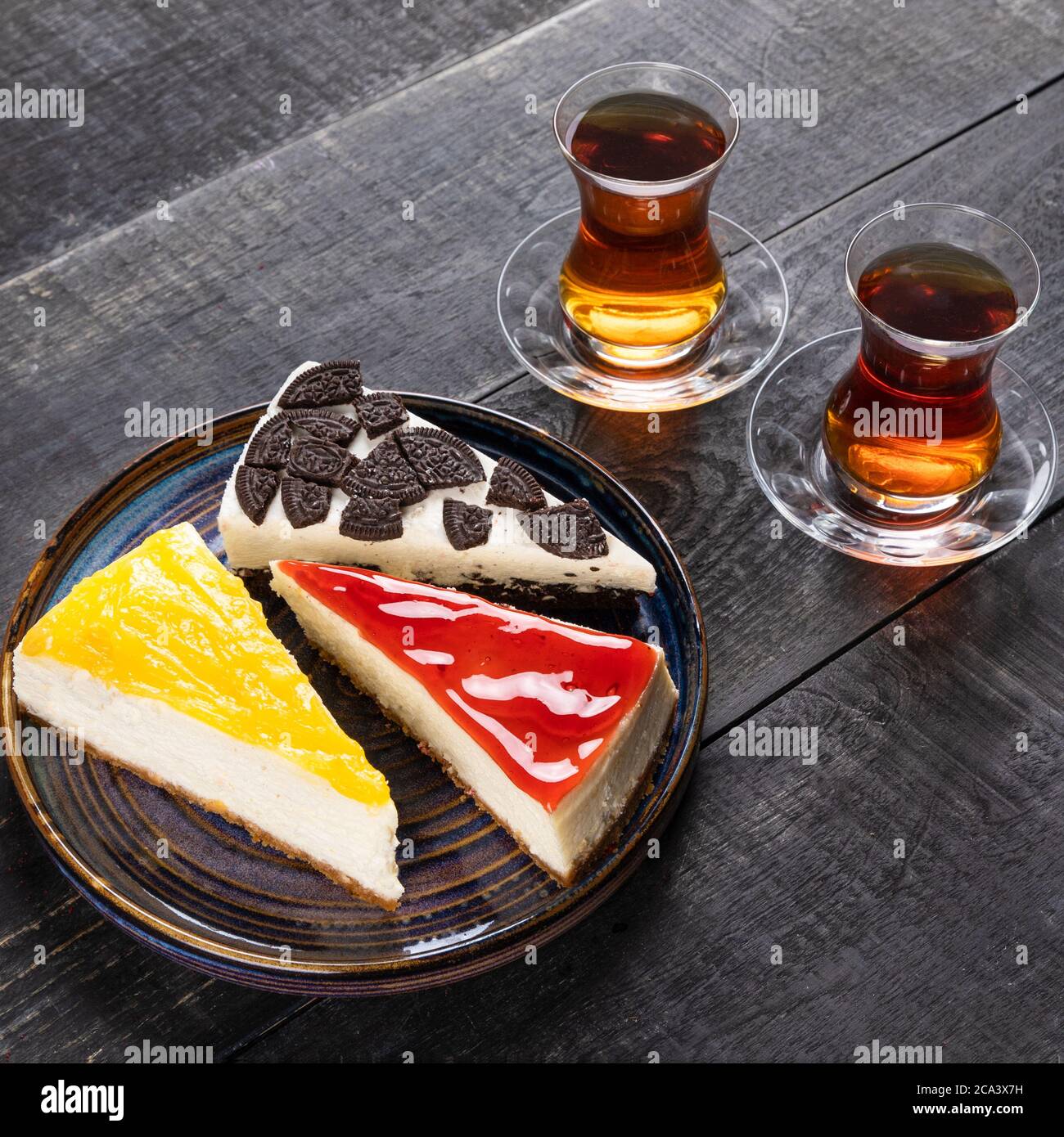 Schöne Schokoladenkuchen mit einem Glas Tee Stockfoto