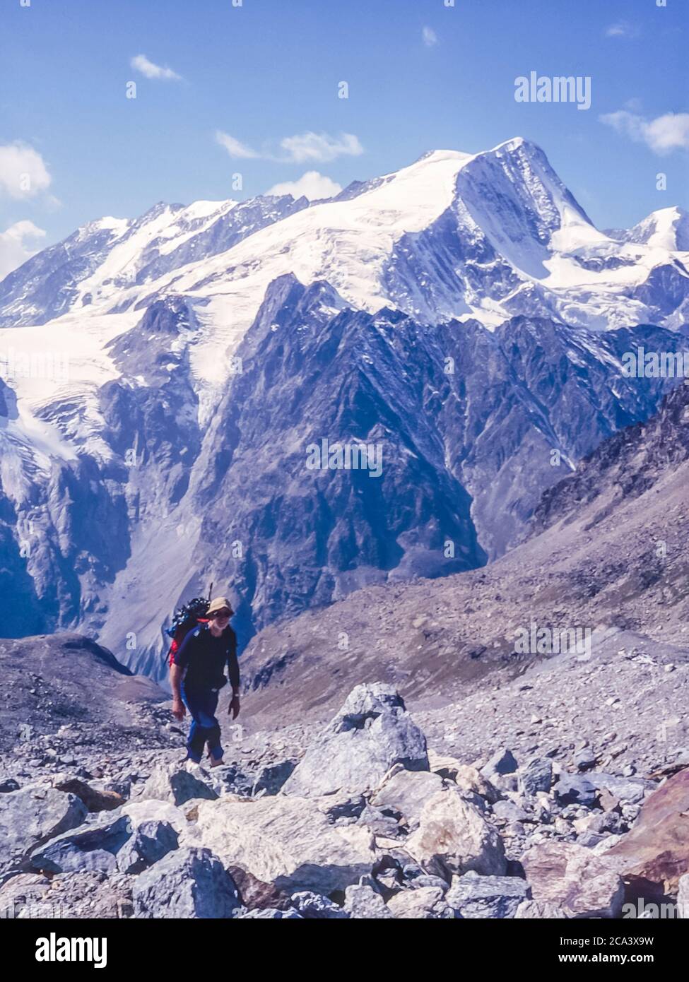 Schweiz, Arolla. Dies sind die Berge der Arolla Alpen in der Schweiz, die auf der alten Jäger-Hochgebirgshandelsroute zwischen der französischen Stadt Chamonix und der Schweizer Stadt Zermatt, mit dem Berg Pigne d'Arolla in der Ferne gesehen und überquert werden Stockfoto