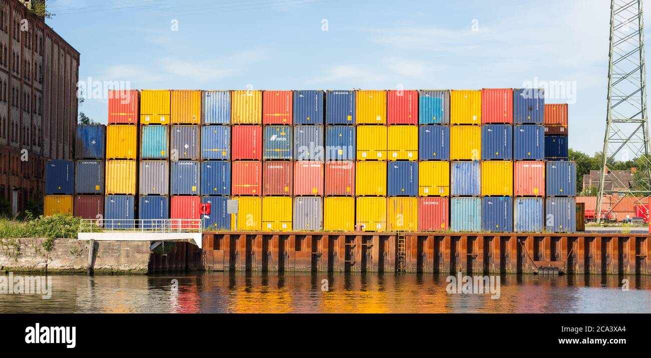 Frachtcontainer an einem Containerterminal in der Nähe der Ostsee Stockfoto