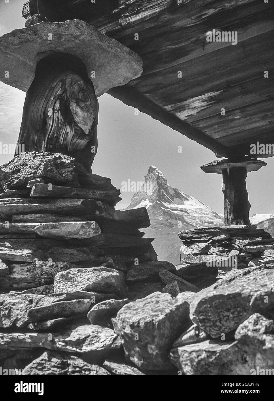 Schweiz. Zermatt, das ist der Blick auf den ikonischen Matterhorn-Berg vom Dorf Zmutt in der Nähe des Schweizer Bergurlaubsortes Zermatt im Schweizer Kanton Wallis Stockfoto