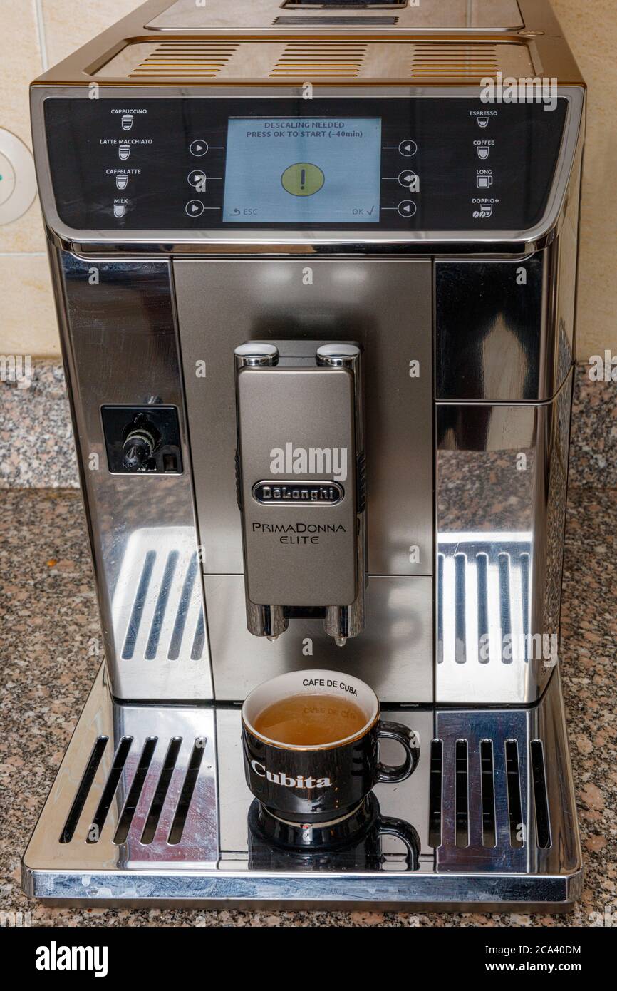 Espresso-Kaffeekocher für Zuhause von DeLonghi Prima Donna Elite automatische Bohne-Tasse-Maschine Stockfoto