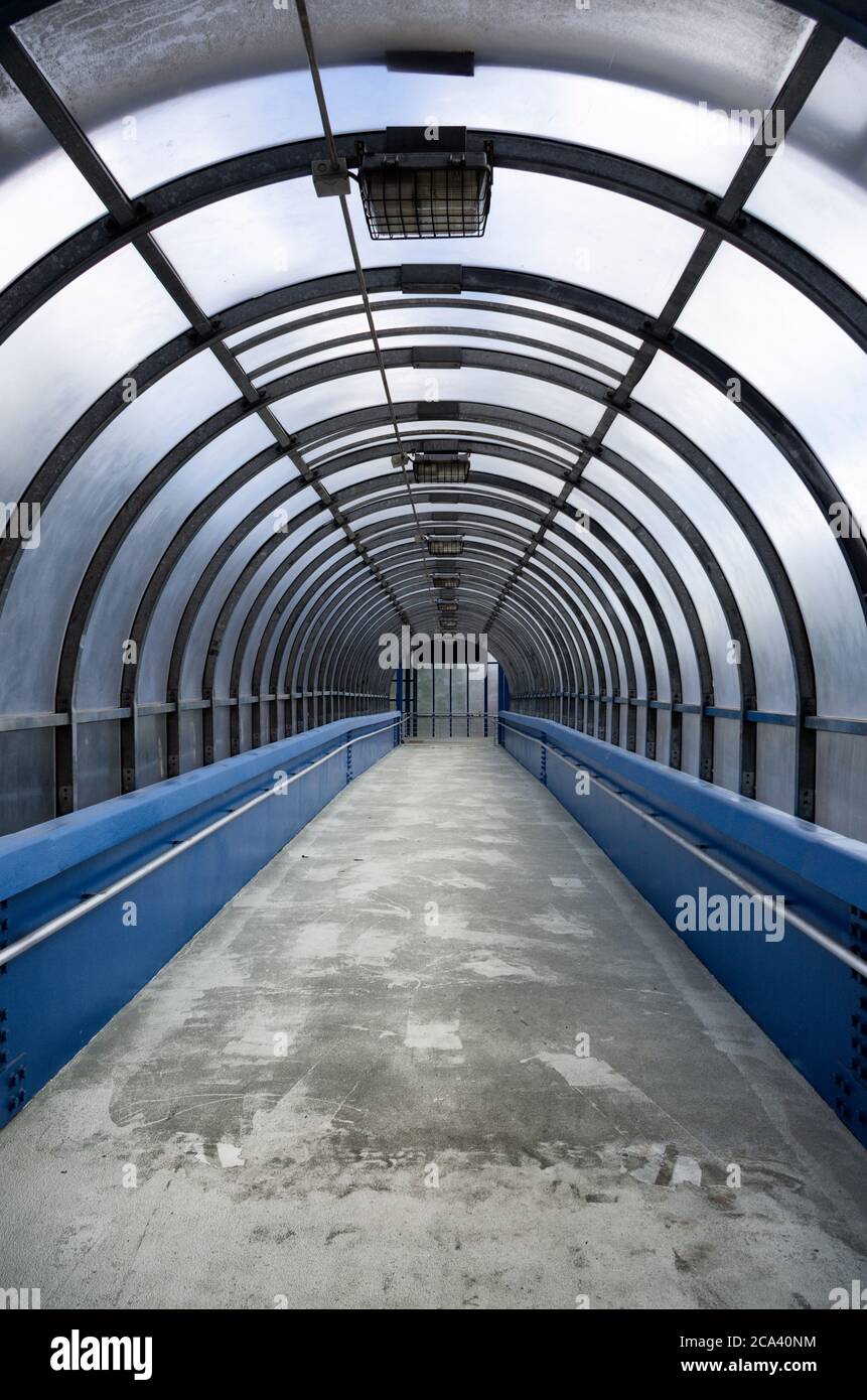 Fußgänger oberirdisch Tunnel der bogenförmigen vertikalen Ausrichtung Stockfoto