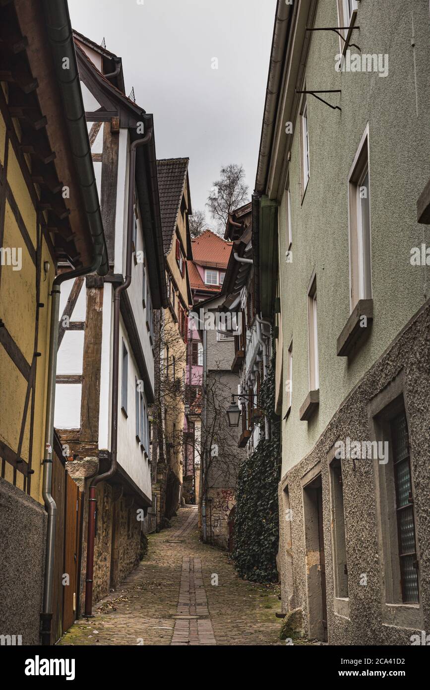 Deutsche mittelalterliche Gebäude durch eine gepflasterte schmale Gasse oder Passage. Defensive historische Straße oder Gasse eng zwischen Fachwerkhäusern Stockfoto