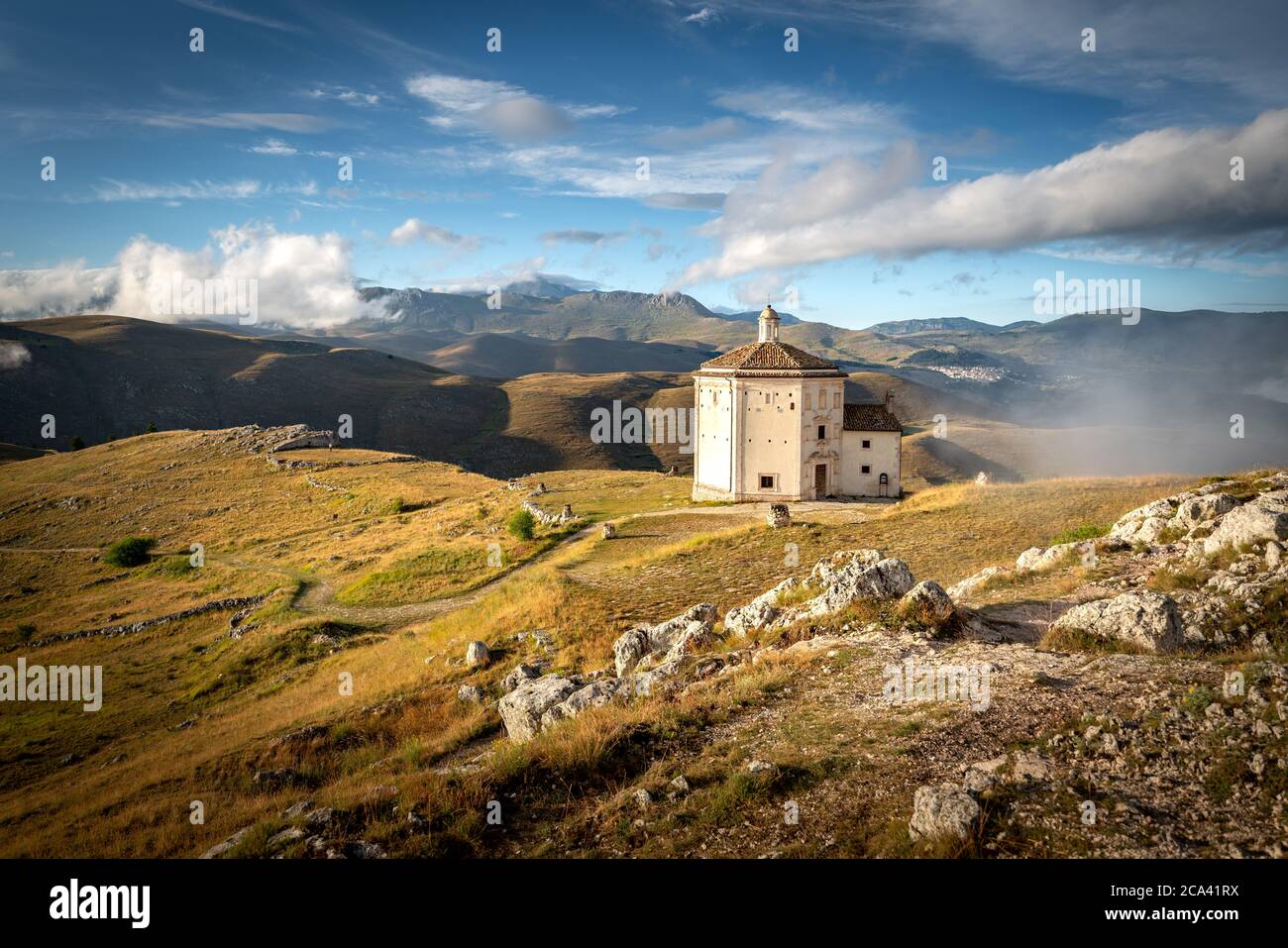 Isolierte Kirche im Nationalpark Gran Sasso, Abruzzen, Italien Stockfoto