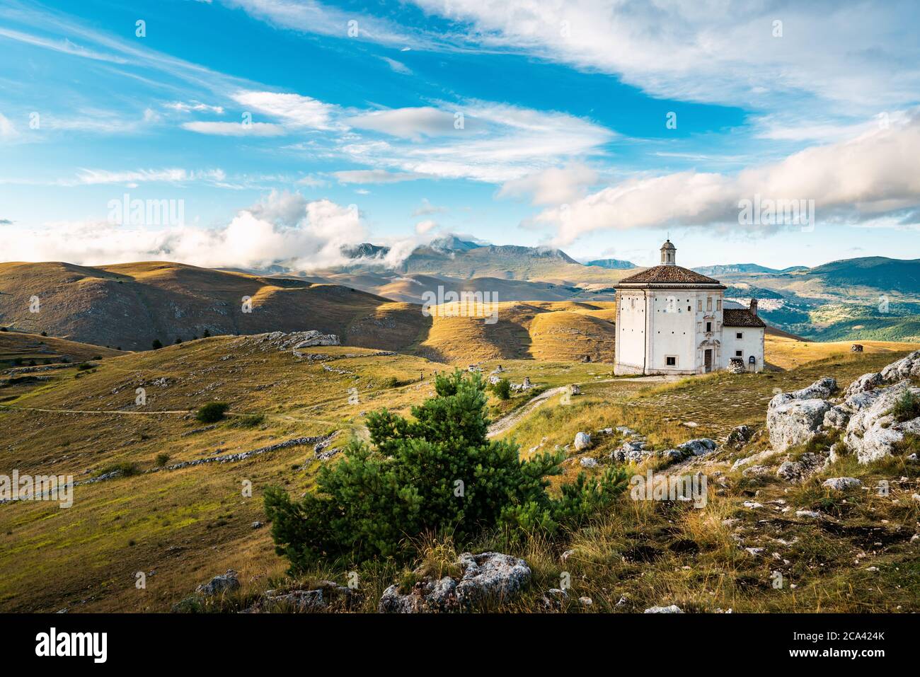 Isolierte Kirche im Nationalpark Gran Sasso, Abruzzen, Italien Stockfoto