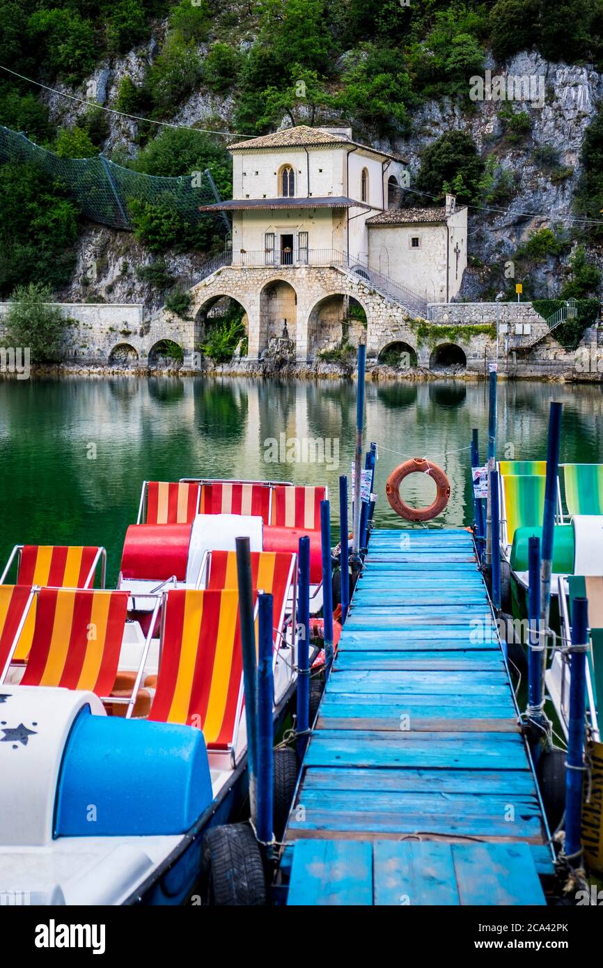 Scanno See, Scanno, Abruzzen, Italien, Europa. Die kleine Kirche Madonna del Lago. Stockfoto