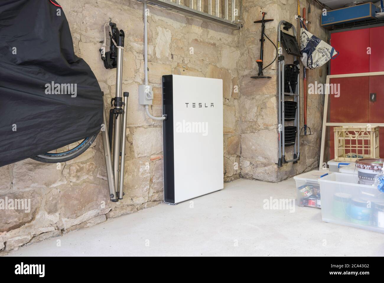 In einer Garage eines Hauses aus den 1920er Jahren mit handgeschnittenen Sandsteinwänden sitzt eine brandneue Tesla Powerwall 2, solarbetriebene Batterie in Sydney, Australien Stockfoto