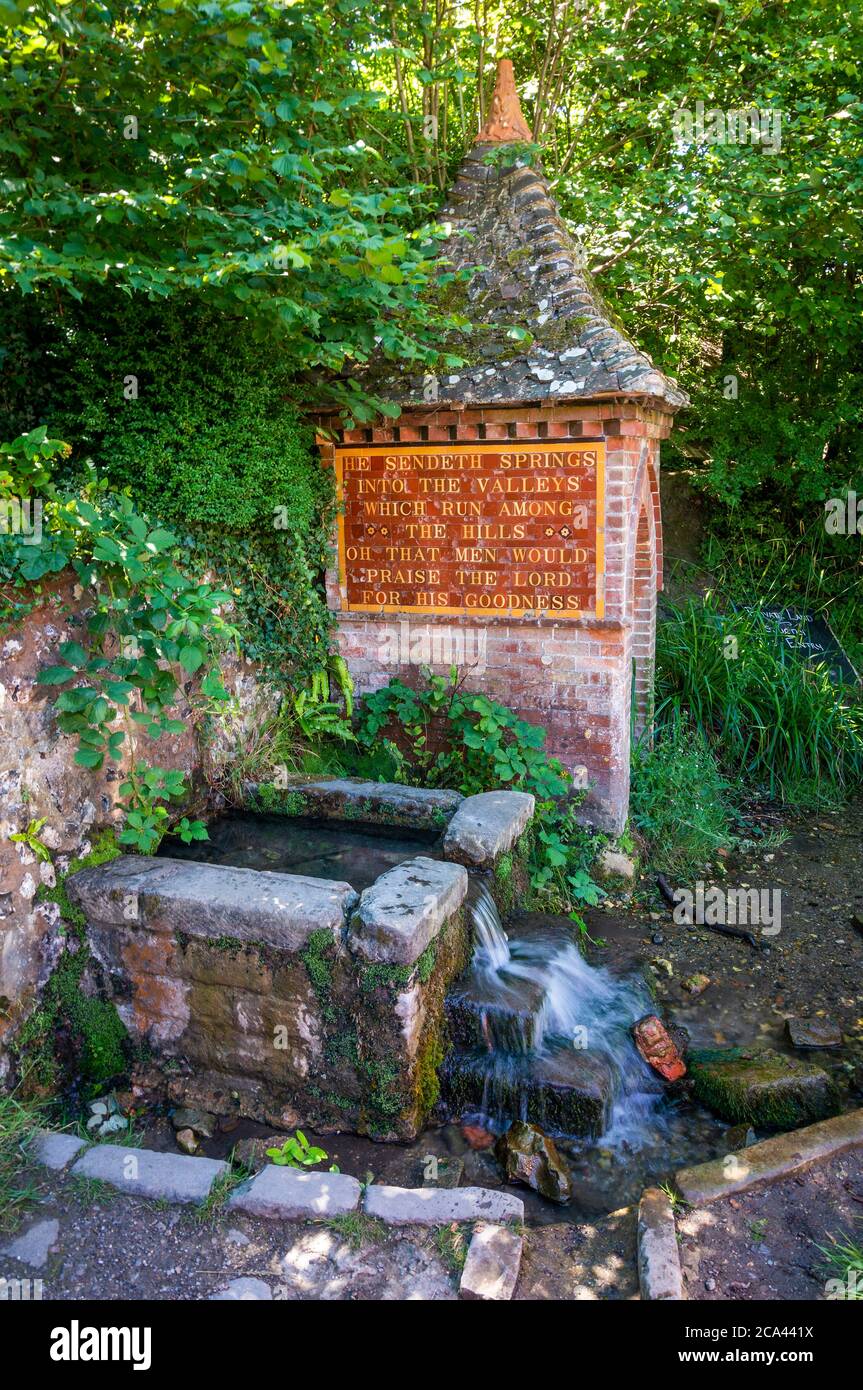 Eine alte natürliche Quelle, die einst das Dorf Fulking, West Sussex, Großbritannien, mit frischem Wasser versorgte Stockfoto