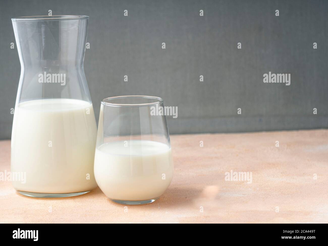 Selektiver Fokus, Milchprodukt in einem Glasbehälter auf einem Lichttisch, Milch, Copyspace Stockfoto