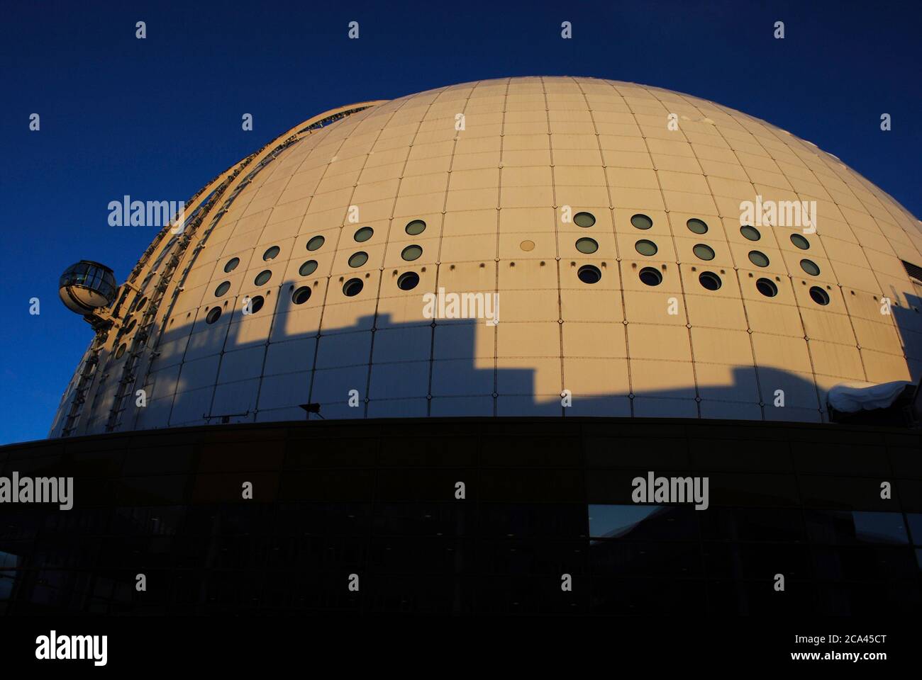 Ericsson Globe. Gedecktes Stadion, erbaut zwischen 1986 und 1989 von Svante Berg und Lars Vretblad. Standseilbahn. Schweden, Stockholm. Stockfoto