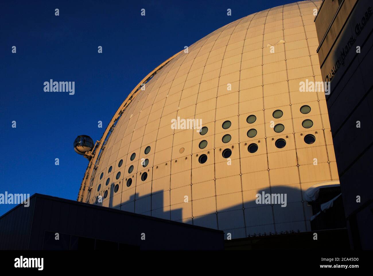 Ericsson Globe. Gedecktes Stadion, erbaut zwischen 1986 und 1989 von Svante Berg und Lars Vretblad. Standseilbahn. Architektonische Details. Schweden, Stockholm. Stockfoto