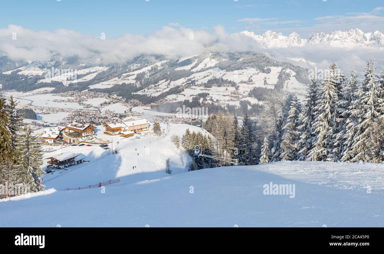 Panoramablick auf die Skipisten am Kirchberg in Tirol, Teil des Kitzbüheler Skigebietes in Österreich. Stockfoto