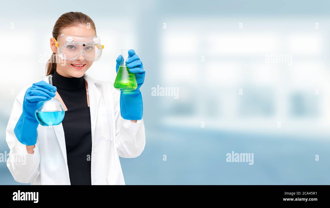 Wissenschaftler oder Chemiker hält Reagenzglas im Labor Stockfoto