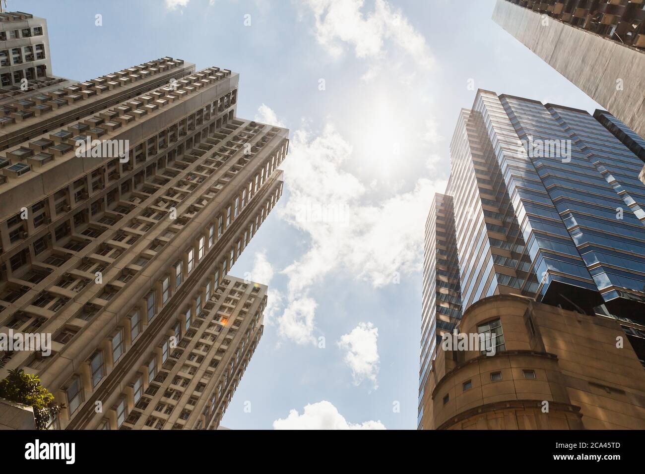 Hong Kong Stadt Stadtarchitektur Hintergrund, hohe moderne Wohnblock sind unter bewölktem Himmel an sonnigen Tag Stockfoto