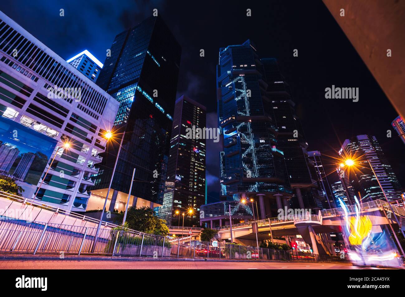 Nächtliches Stadtbild mit bunten Lichtern auf der Straße des zentralen Stadtteils von Hongkong Stockfoto