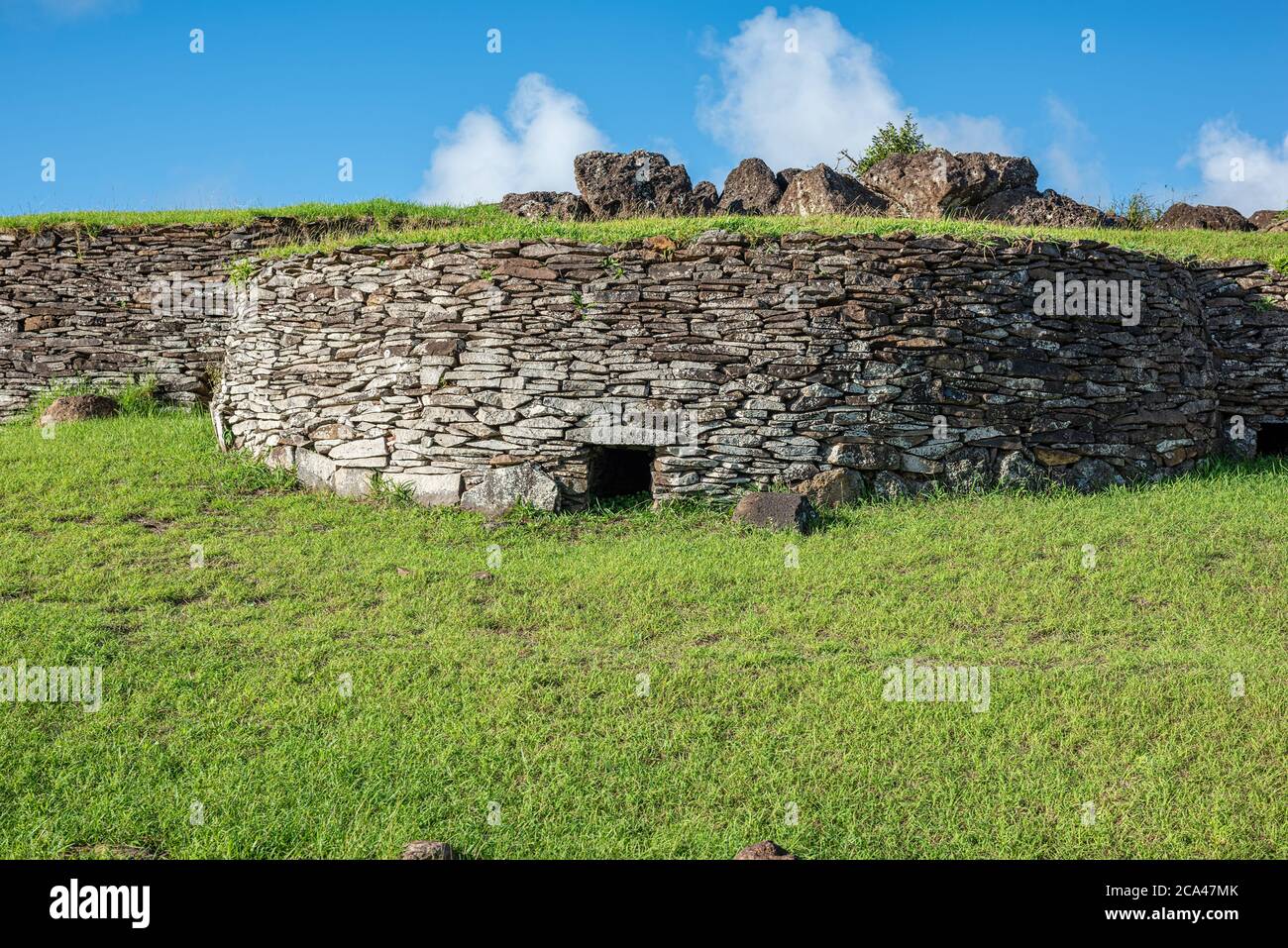 Orongo ist ein Steindorf und zeremonielles Zentrum an der südwestlichen Spitze der Osterinsel. Stockfoto