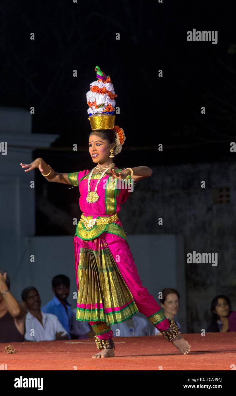 Indischer ethnischer Volkstanz während eines ethnischen Festivals in Jerusalem, Israel Stockfoto