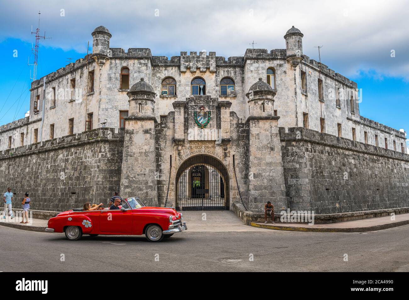 HAVANNA, KUBA - 26. DEZEMBER 2017: Touristen genießen eine Fahrt um Castillo de la Real Fuerza in einem ikonischen Automobil. Stockfoto