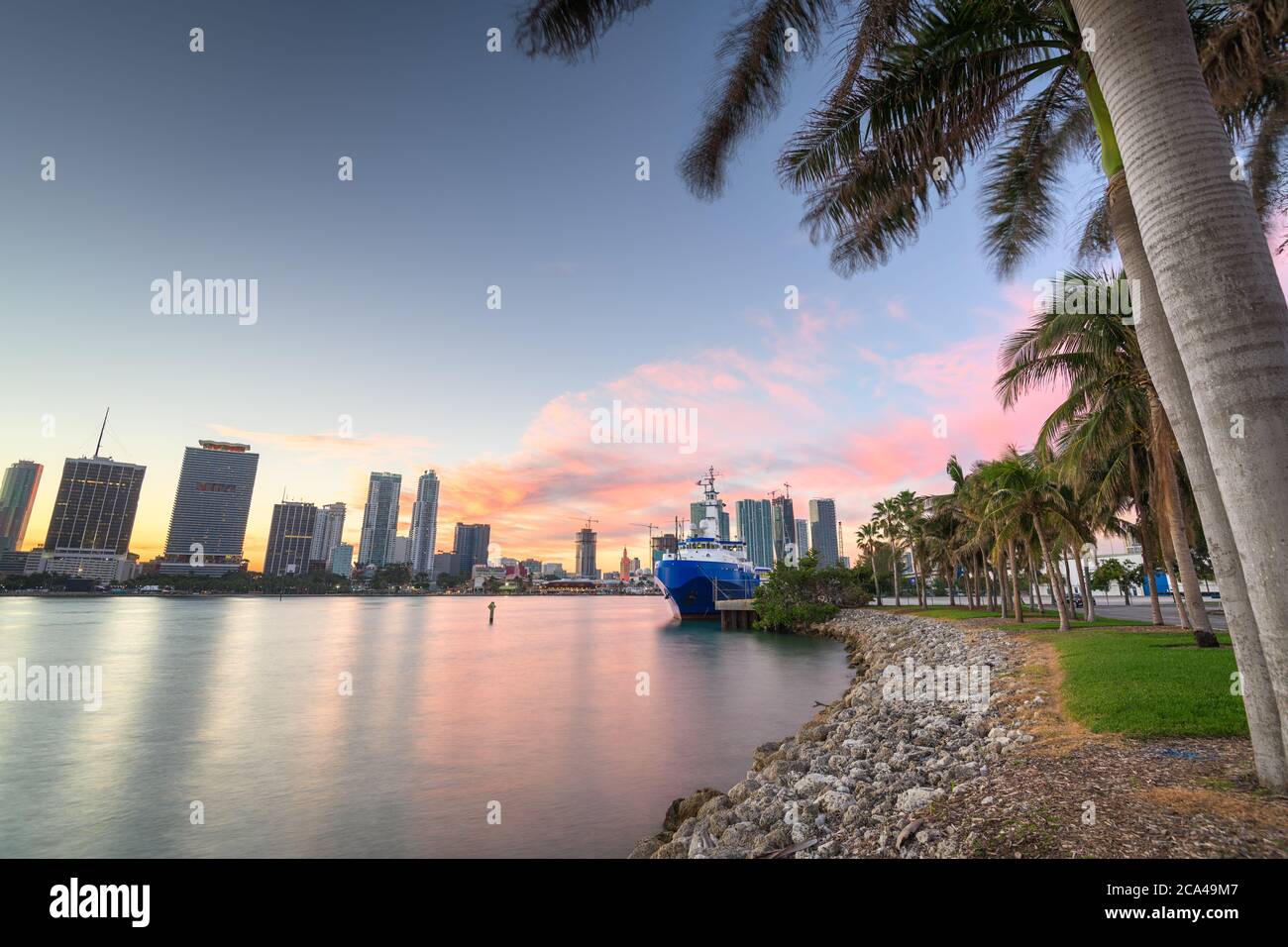 Skyline von Miami, Florida in der Biscayne Bay in der Abenddämmerung. Stockfoto