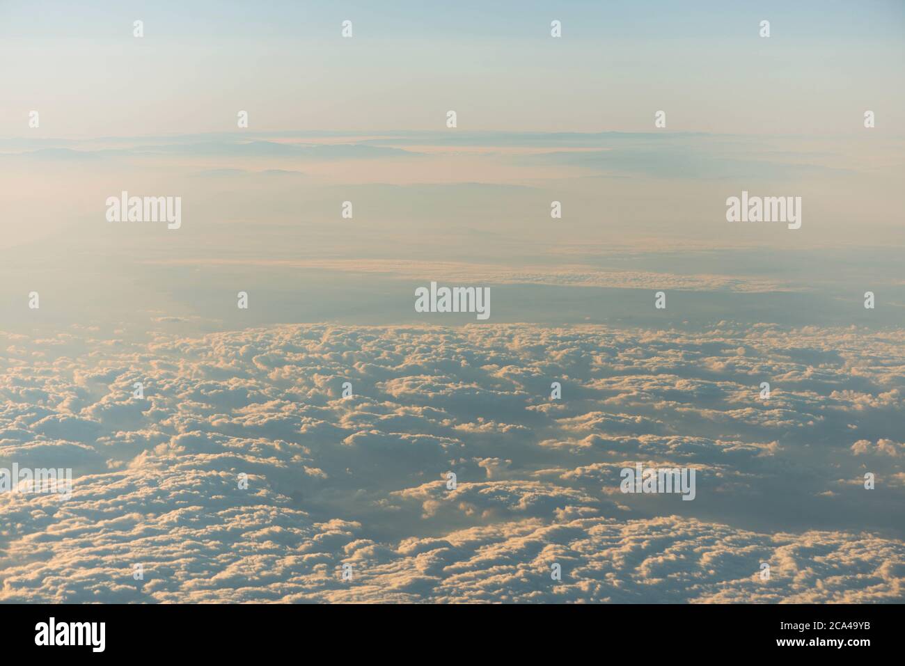 sonnenaufgang über dem Himmel mit morgendlicher Landschaft von Wolkenlandschaften Stockfoto