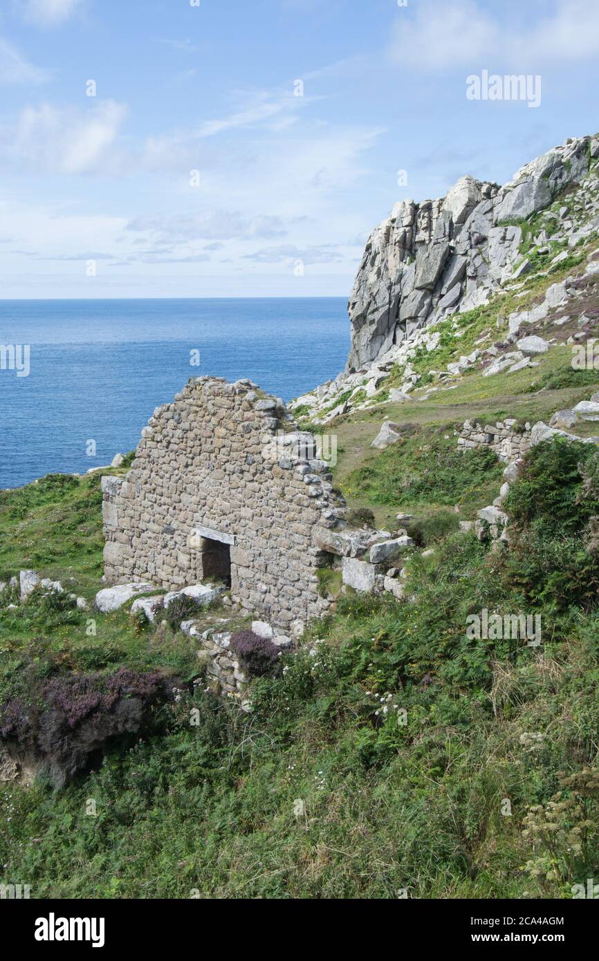 Verlassene Gebäude in Bosigran Castle Promontory Fort, Cornwall Großbritannien Stockfoto
