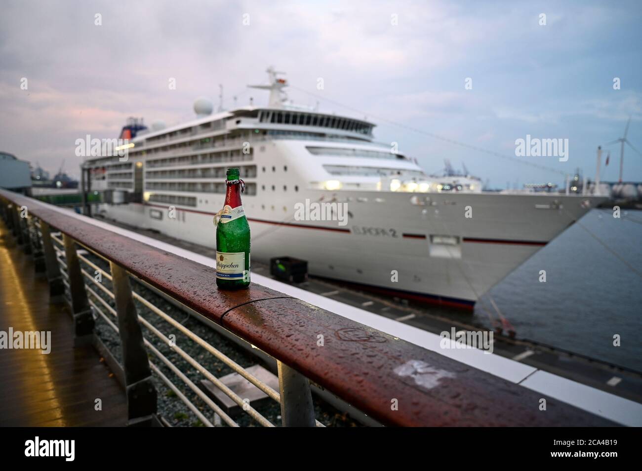 DEUTSCHLAND, Hamburg, Corona pandemic, Lockdown, fixed cruising ship Europa 2 in Harbour / DEUTSCHLAND, Hamburg, durch Corona Pandemie und Kontaktbeschränkungen festgelegtes Kreuzfahrschiff Europa 2 der Hapag-Lloyd Reederei Stockfoto