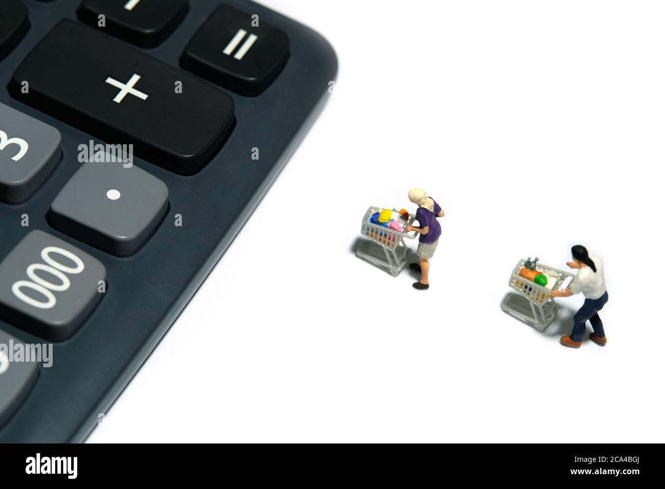 Personen mit Wagen Schlange bis zum Rechner, berechnen Gesamteinkauf für Lebensmittel. Miniatur Menschen Figuren Spielzeug konzeptionelle Fotografie. Stockfoto