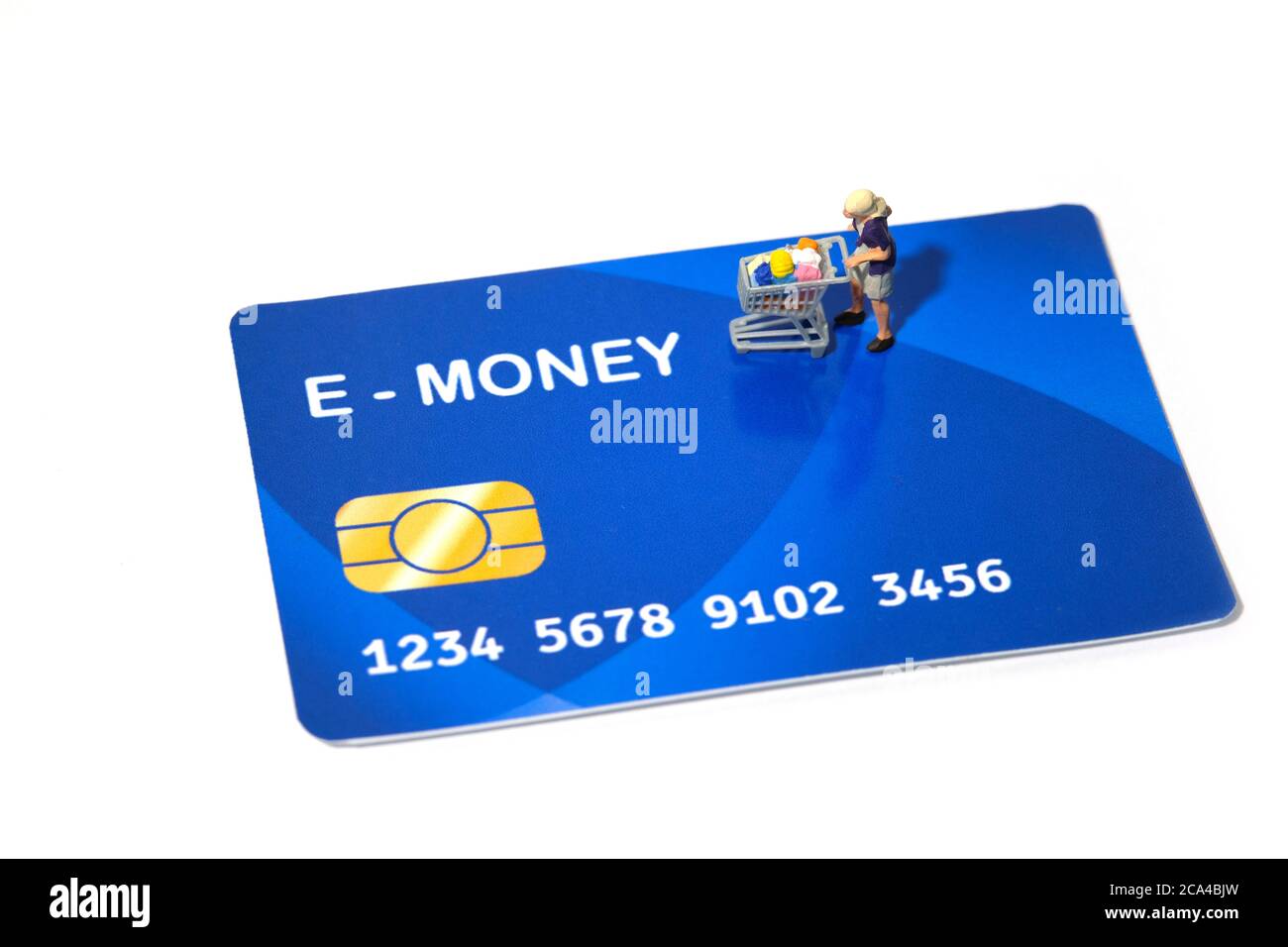 Kontaktlose Zahlung. Frauen gehen einkaufen und zahlen mit elektronischem Geld (E-Geld). Miniatur Menschen Figuren Spielzeug konzeptionelle Fotografie. Stockfoto