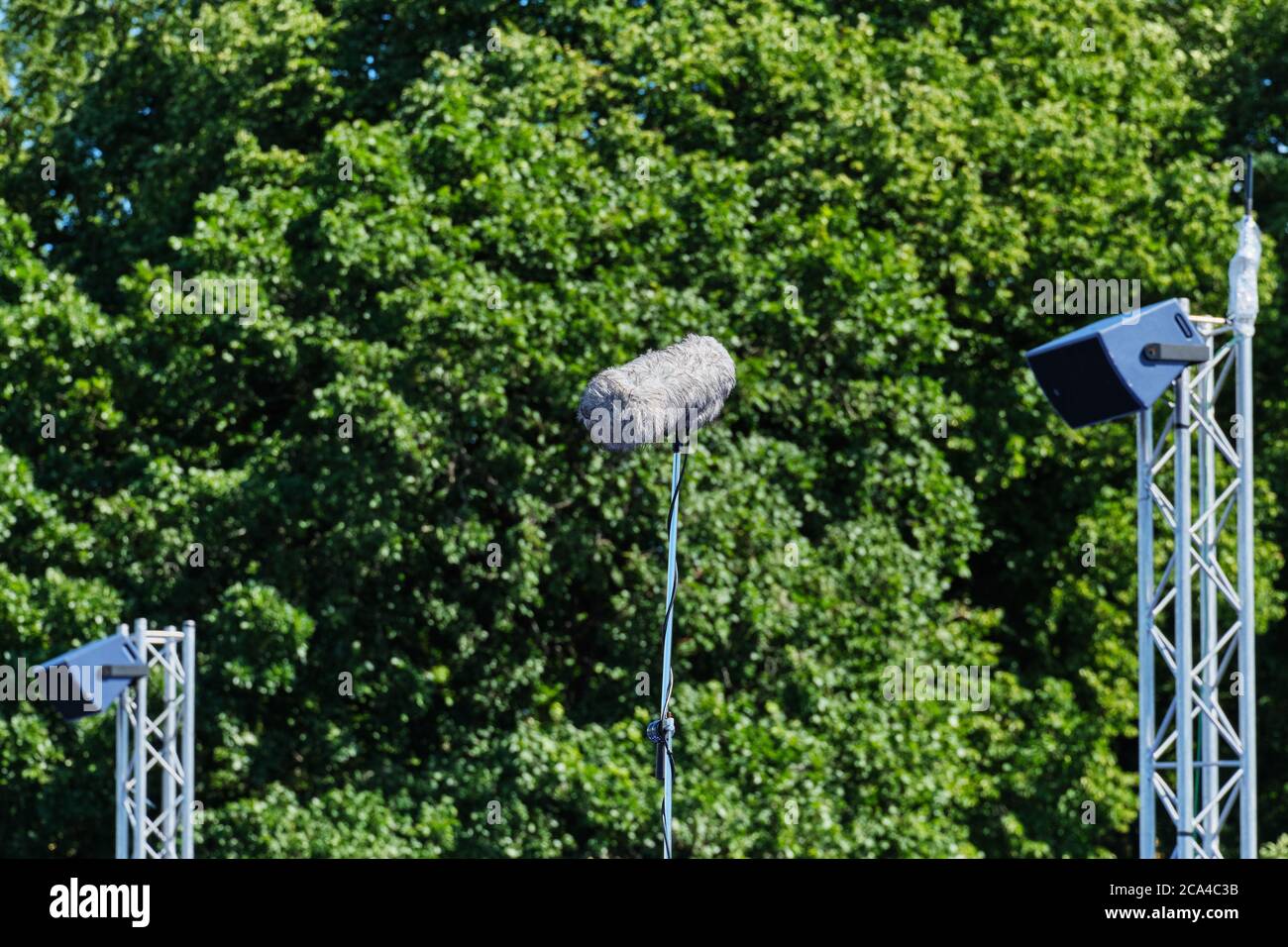 Professionelle winddichte Mikrofon mit grünen Bäumen Hintergrund Stockfoto