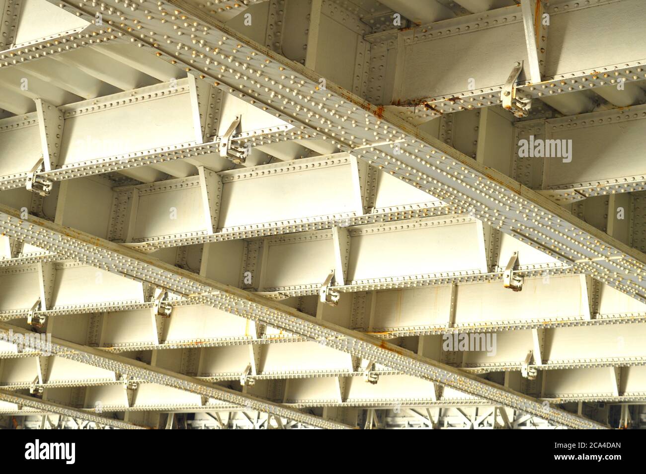 Metallrahmen unter einer Brücke mit einigen Teilen im Fokus Stockfoto