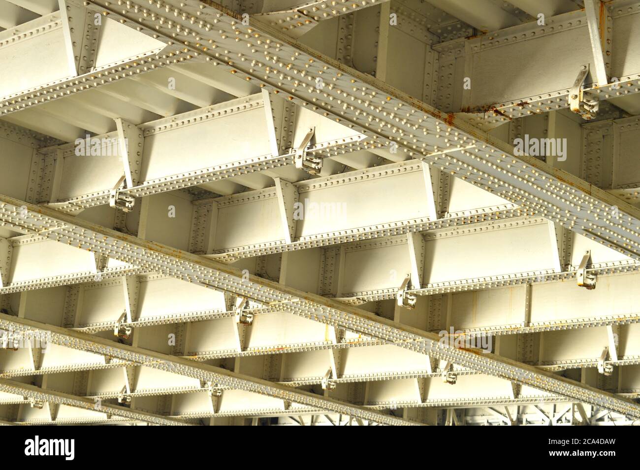 Metallrahmen unter einer Brücke mit einigen Teilen im Fokus Stockfoto