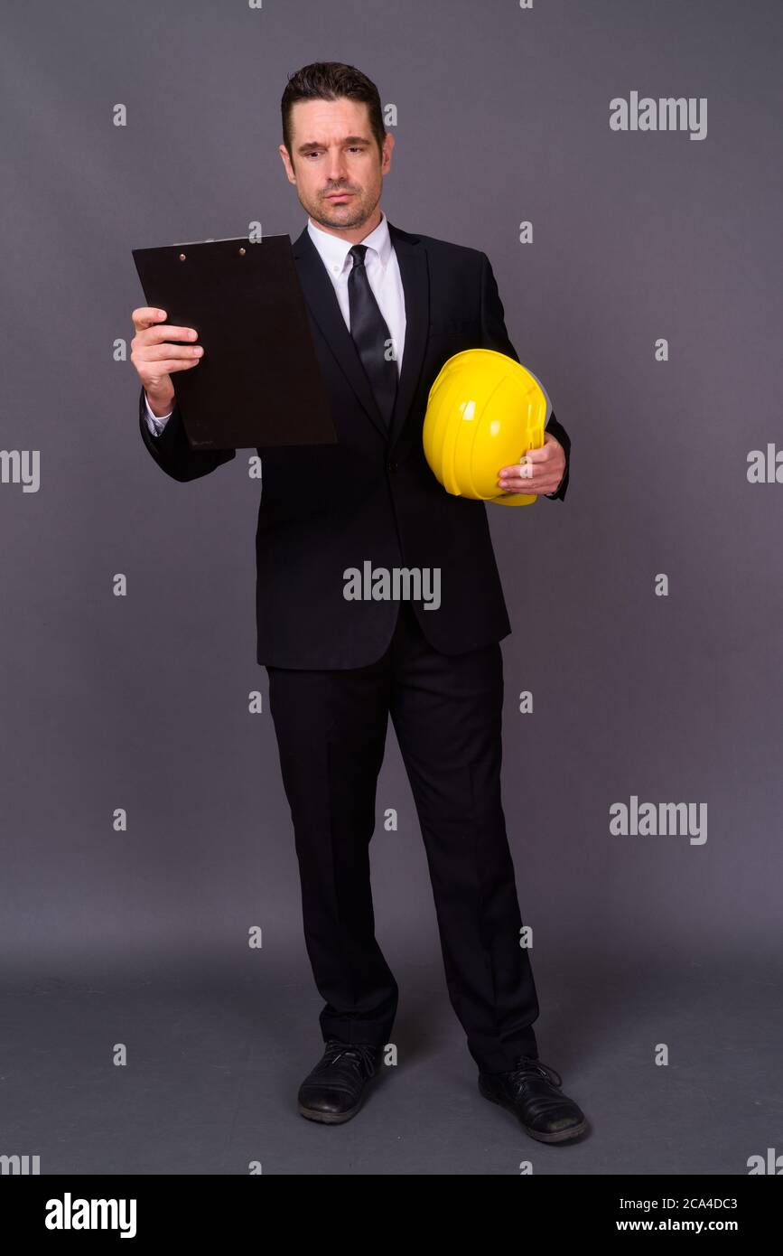 Porträt eines gutaussehenden bärtigen Geschäftsmannes als Ingenieur Stockfoto