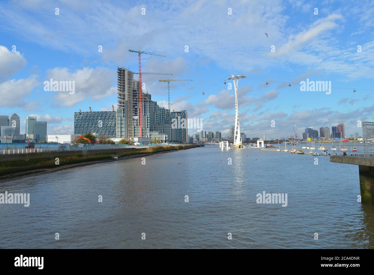 Skyline von London mit emirates skylink am blauen Himmel Stockfoto