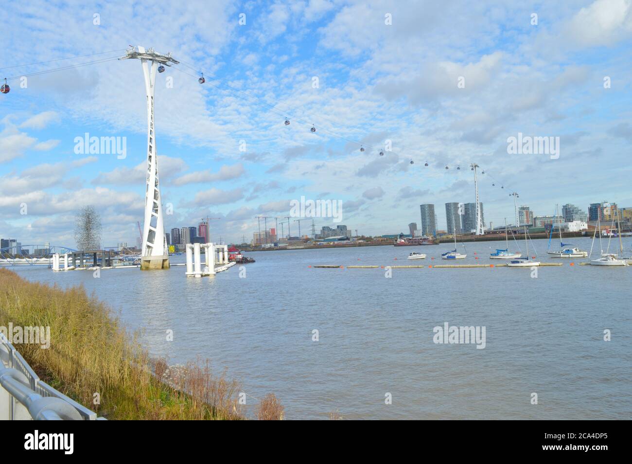 Skyline von London mit emirates skylink am blauen Himmel Stockfoto