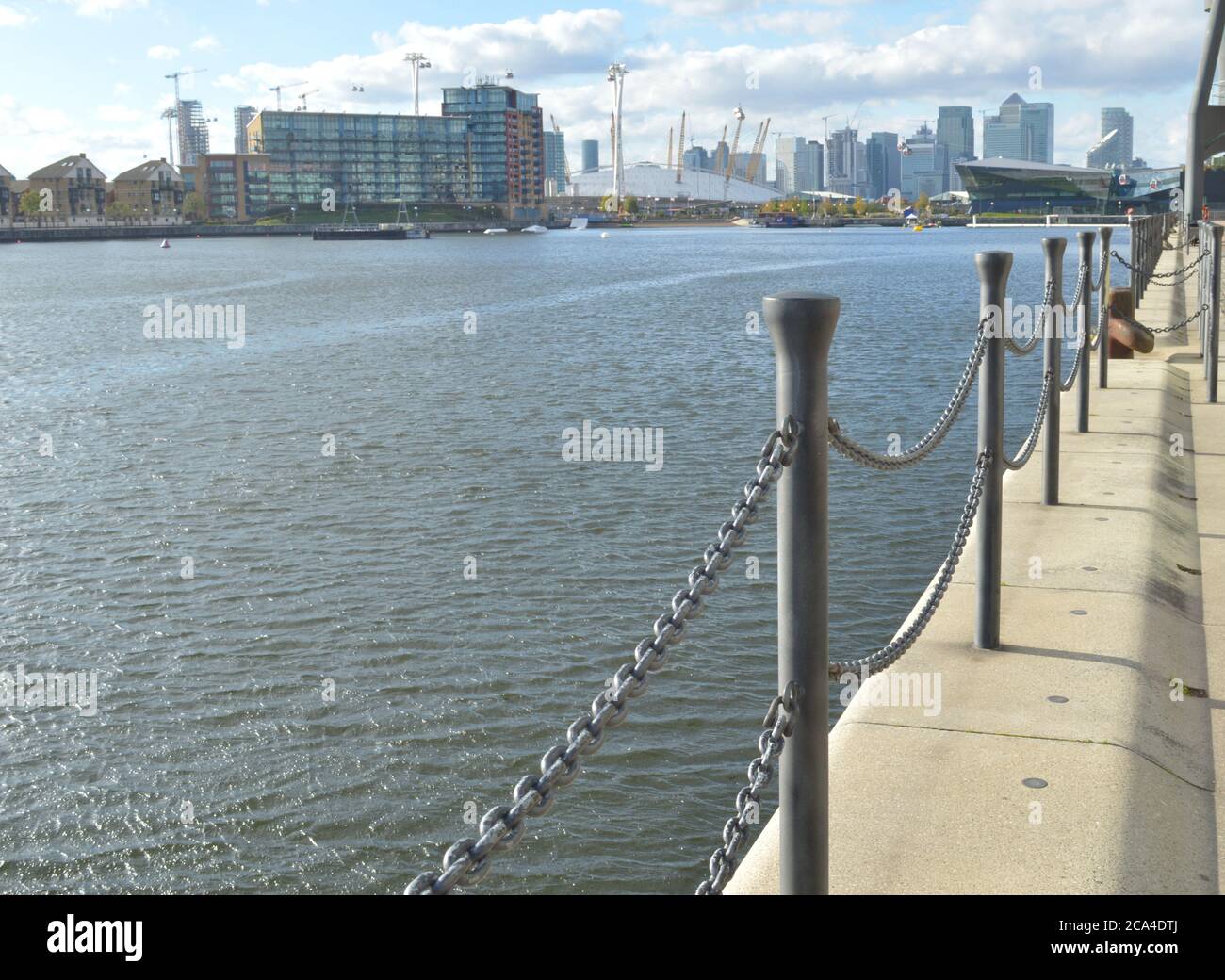 chainlink Zaun entlang der Wasserseite mit London skylink im Hintergrund Stockfoto