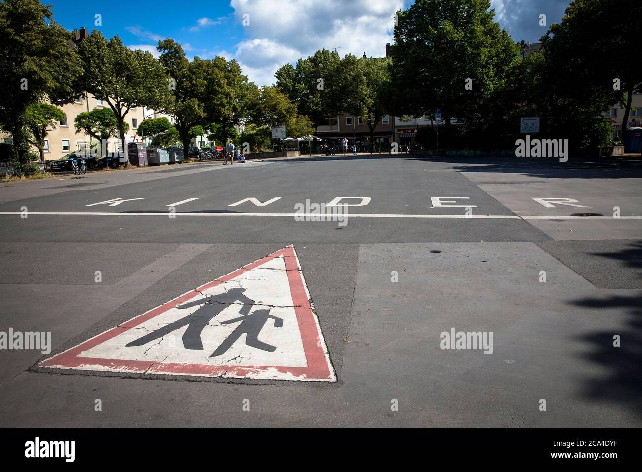 Lieblos gestaltete Betonfläche für Kinder zum Spielen auf dem Auerbachplatz im Stadtteil Sülz, Köln. Lieblos gestaltete betonie Stockfoto