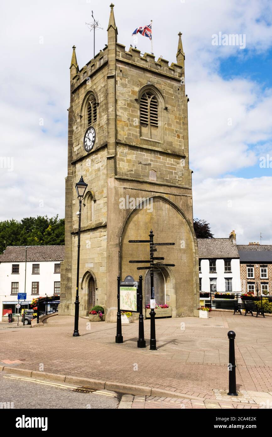 Uhrturm aus der alten Kirche 1820 auf dem Stadtplatz. Market Place, Coleford, Forest of Dean District, Gloucestershire, England, Großbritannien Stockfoto
