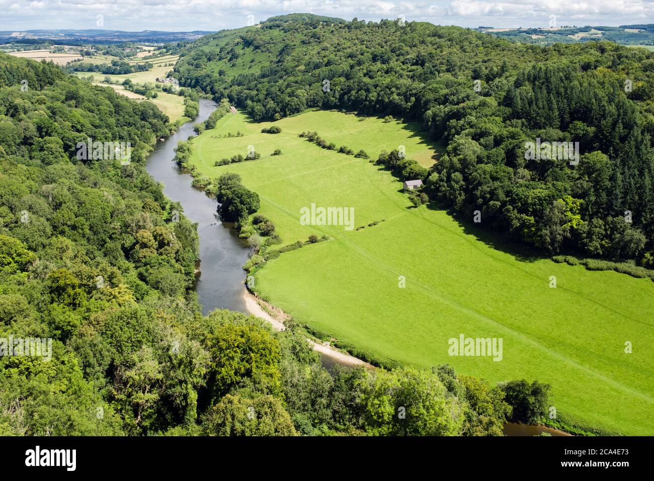 Blick über den Fluss Wye in der Upper Wye Gorge SSSI von Symonds Yat Rock, Forest of Dean, Gloucestershire Herefordshire Grenze, England, Großbritannien Stockfoto