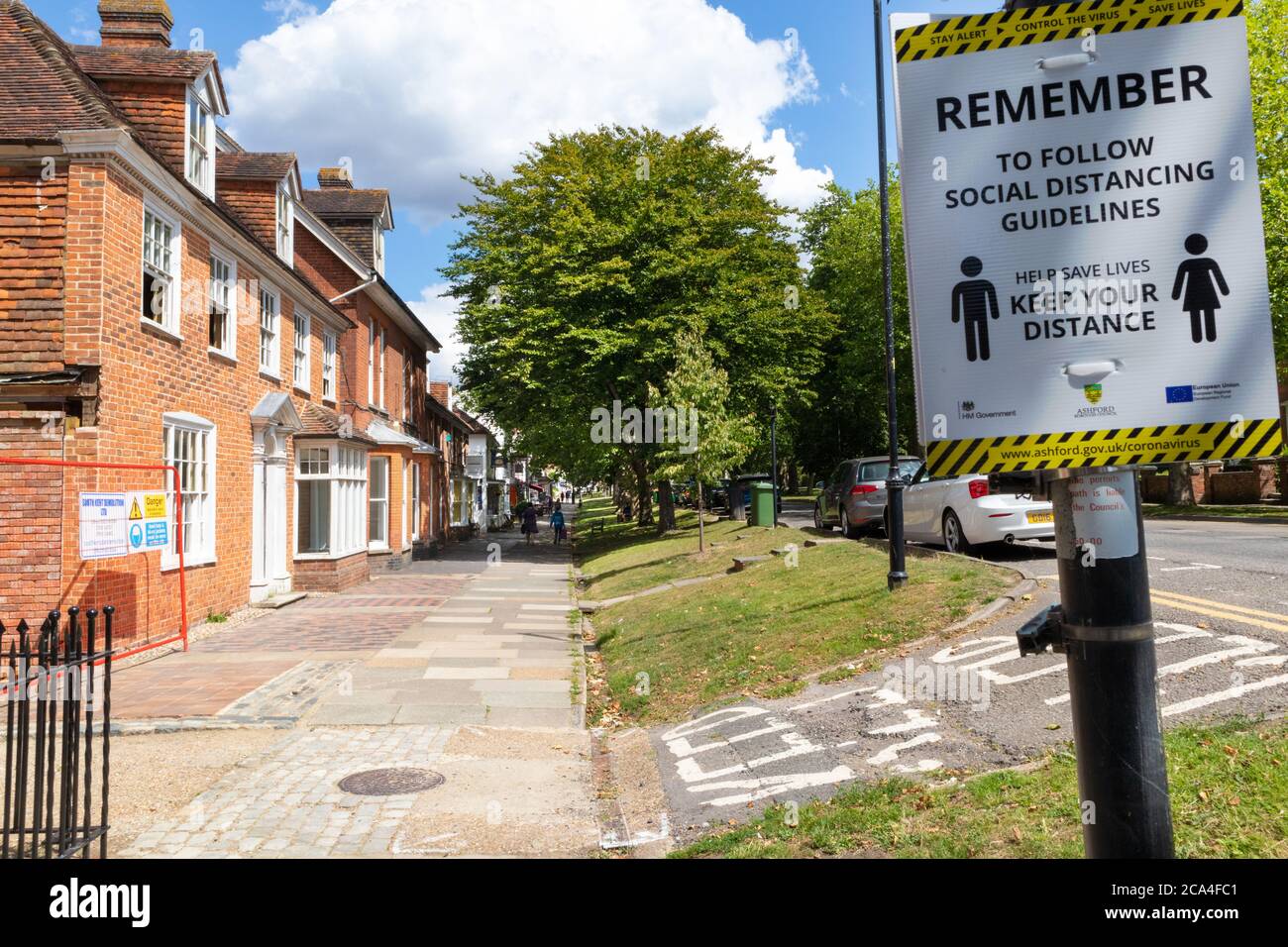 Zeichen Denken Sie daran, soziale Distanzierungsrichtlinien zu befolgen, helfen, Leben zu retten, halten Sie Ihre Distanz, Coronavirus Beratung, tenterden High Street, kent, großbritannien Stockfoto