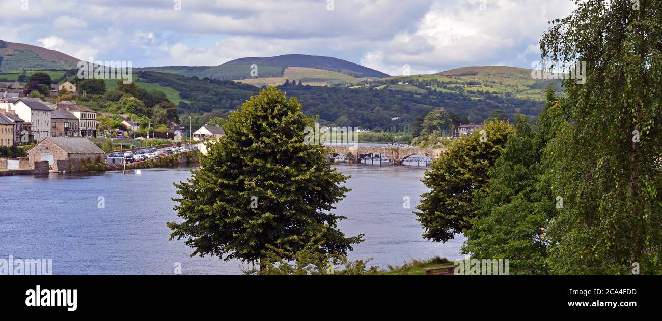 Das moderne Killaloe, einst die Hochburg von Brian, Sohn von Kennedy, hoher König von Irland von 1002 bis 1014. Killaloe Bridge hat 13 Bögen. Stockfoto