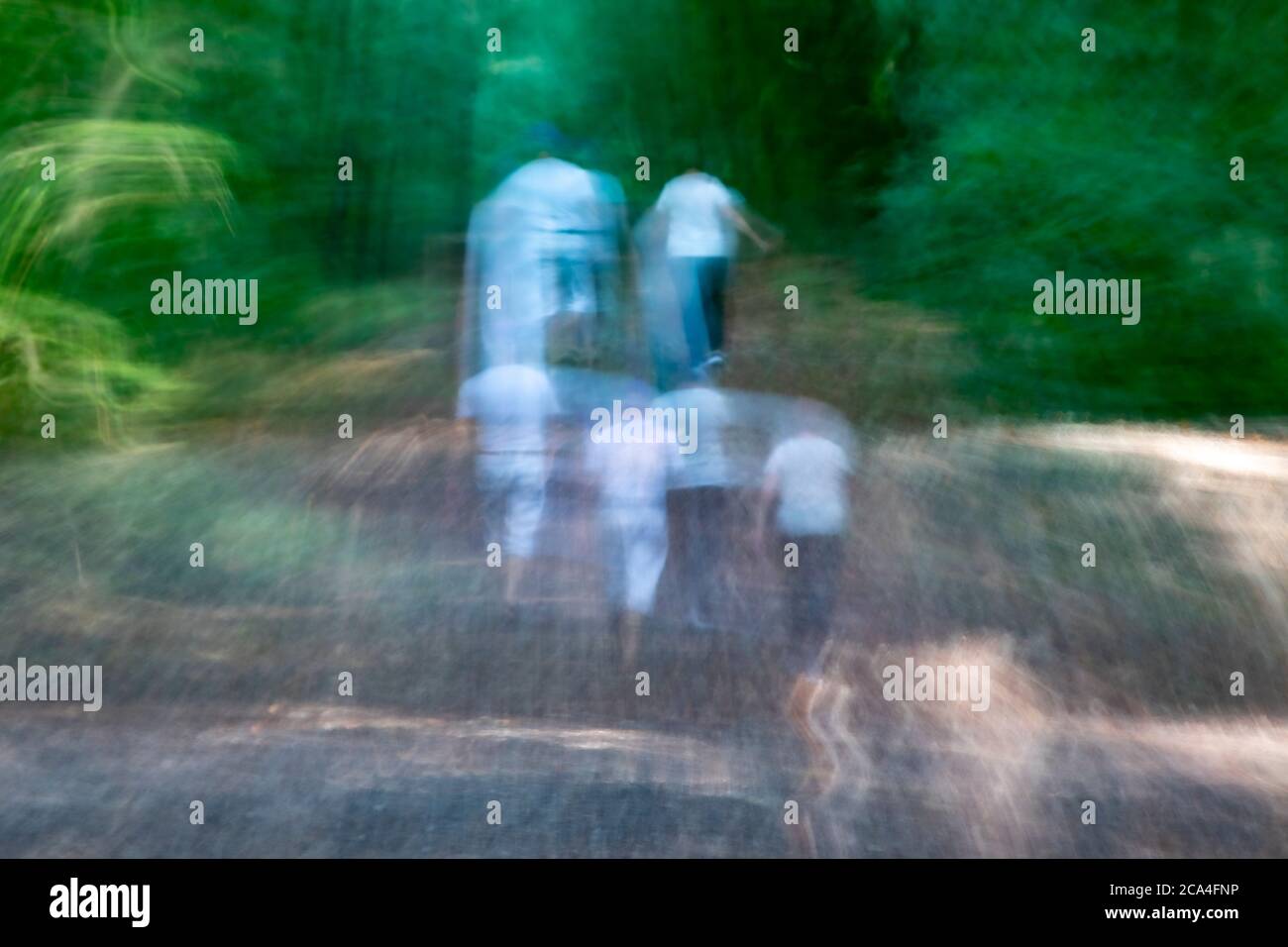 Abstrakte Aufnahme von Menschen zu Fuß, Traumbild, bewegte Kamera, im Freien Stockfoto