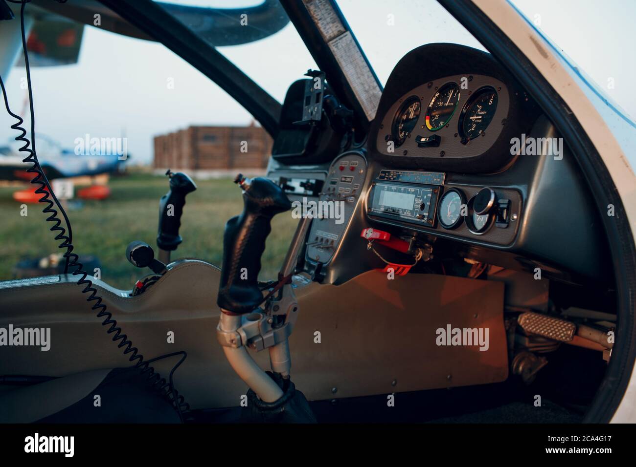 Blick auf das Cockpit von einem kleinen privaten Einzelmotorflugzeug Stockfoto