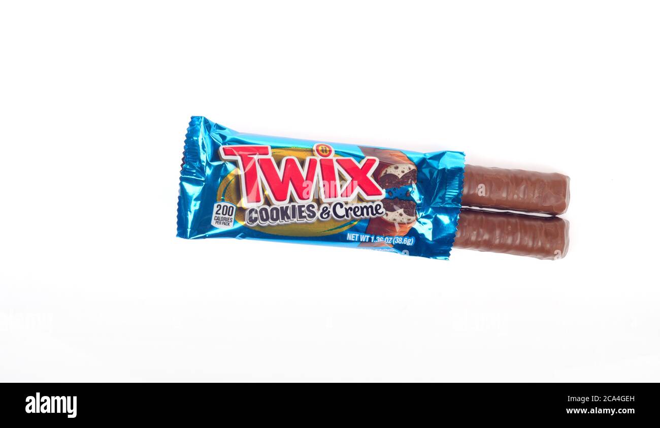 Twix Plätzchen & Creme Plätzchen Süßigkeiten Bar mit Wrapper geöffnet zeigt Milchschokolade überzogene Bars Stockfoto