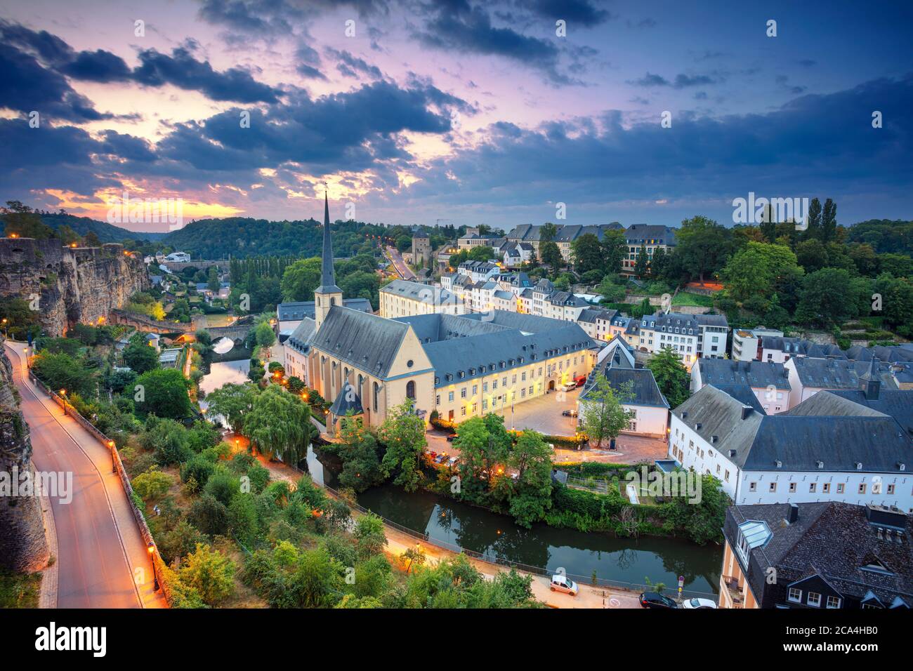 Luxemburg-Stadt. Luftbild Stadtbild der Altstadt von Luxemburg während des schönen Sommersonnenaufgangs. Stockfoto