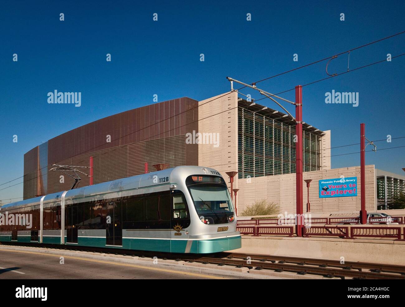 Phoenix Metro Light Rail Zug an der Hauptbibliothek auf der Central Avenue in Phoenix, Arizona, USA Stockfoto