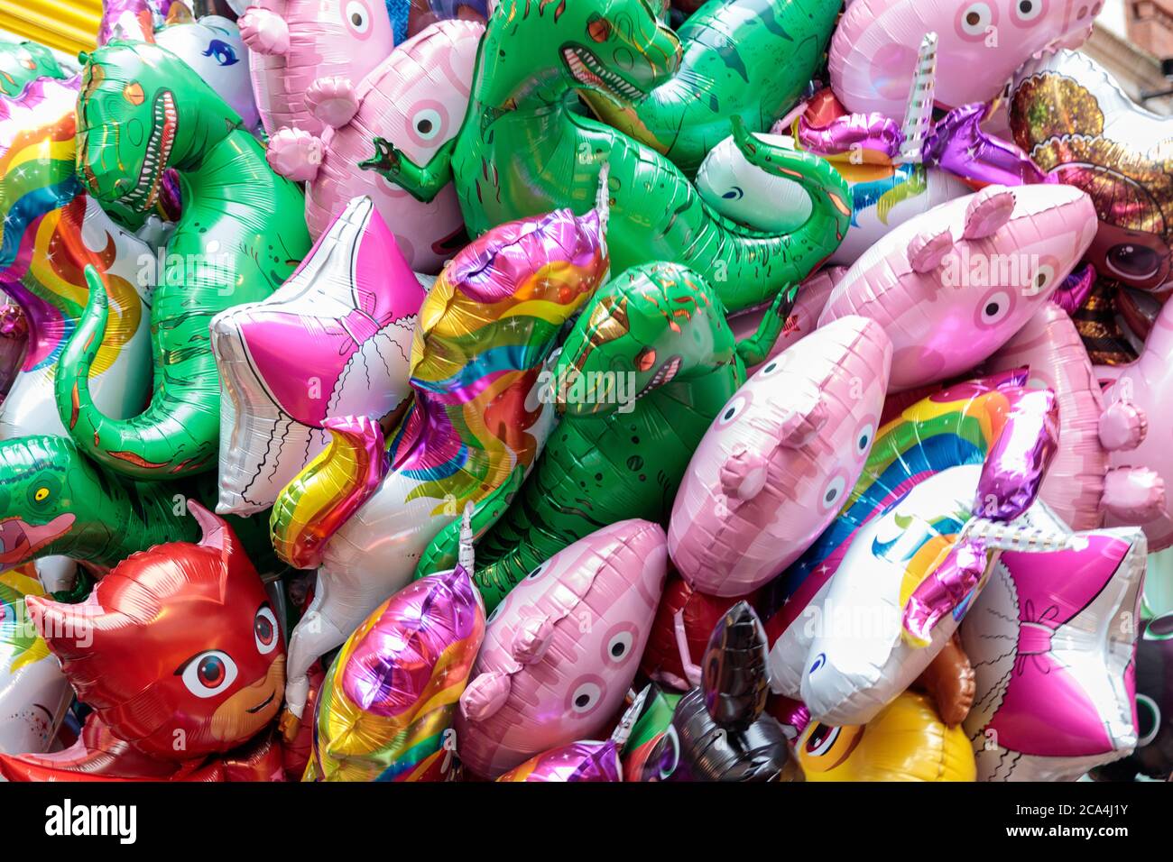 Blick auf Kinder Helium Ballons auf der Straße zu verkaufen Am Birmingham Christmas Market Stockfoto