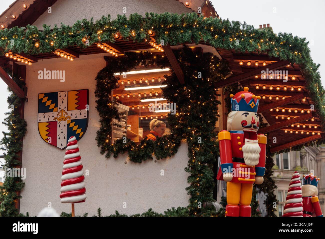 Blick auf nicht identifizierte Frauen, die in einem Imbissstand auf dem ‘Deutschen’ Weihnachtsmarkt in Birmingham arbeiten Stockfoto