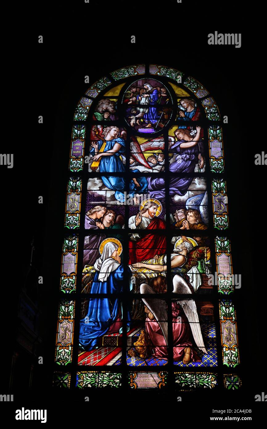 Buntglasfenster in der Kathedrale von Saint-Louis, La Rochelle Stockfoto