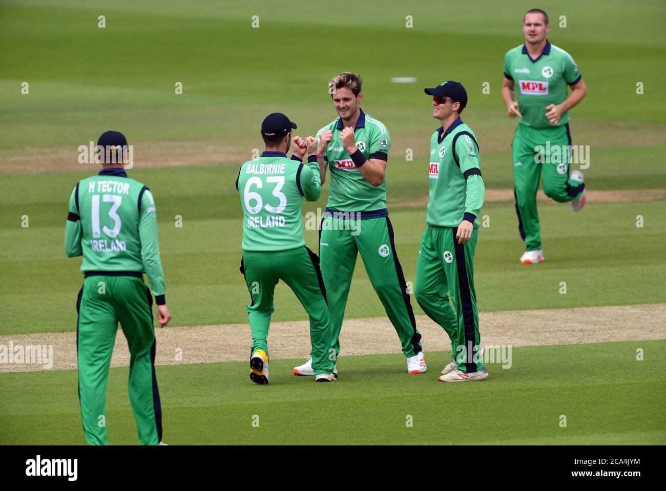 Der irische Mark Adair (Mitte) feiert das Wicket des englischen Jonny Bairstow beim dritten One Day International Match im Ageas Bowl in Southampton. Stockfoto