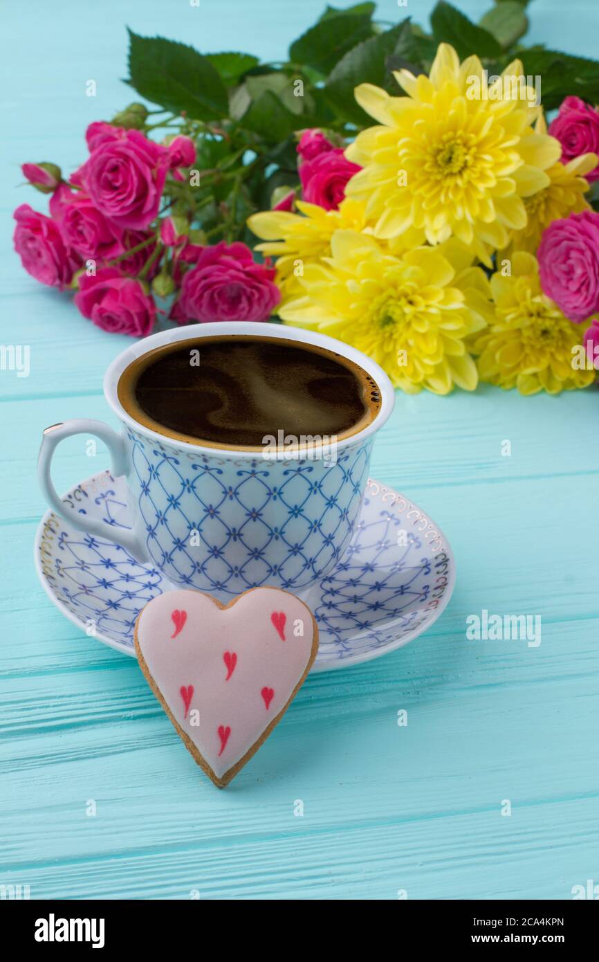 Tasse Kaffee Blumen Bouquet und Liebe Symbol. Stockfoto